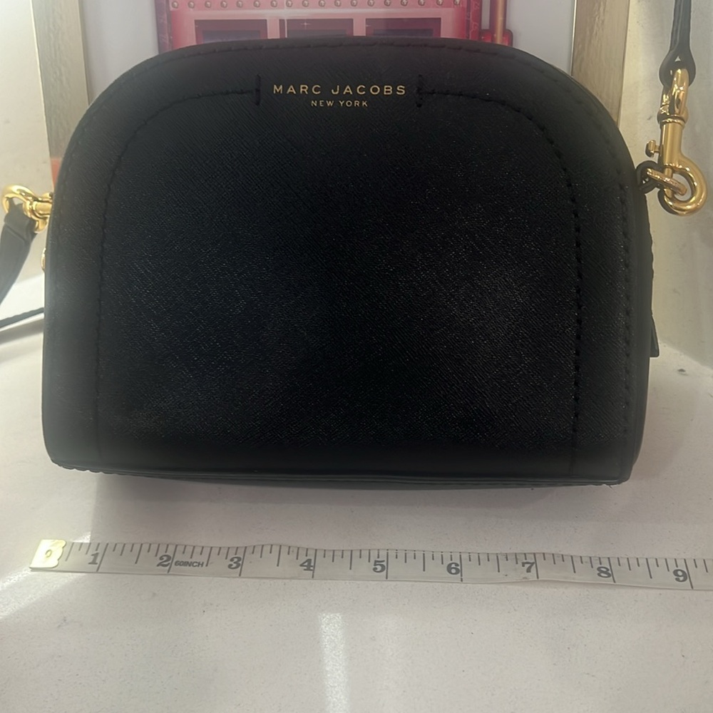 Marc Jacob’s EUC leather playback crossbody bag.  Travel purse removable strap. - Picture 4 of 13